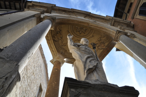 Sant'Ubaldo Statua in cima al Corso Garibaldi a Gubbio (PG)